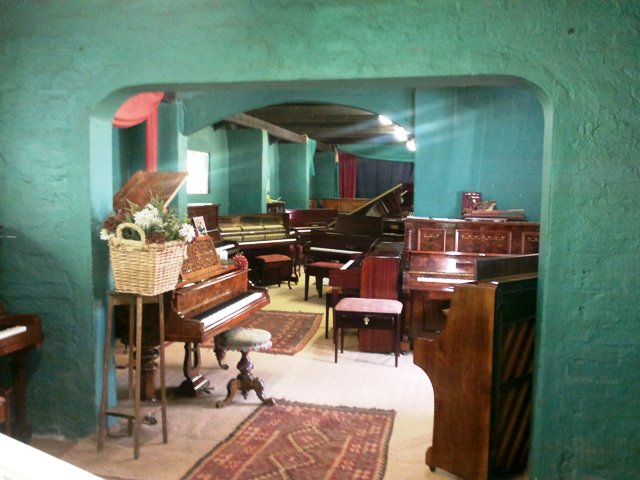 Lona's Pianos, Lions' River
